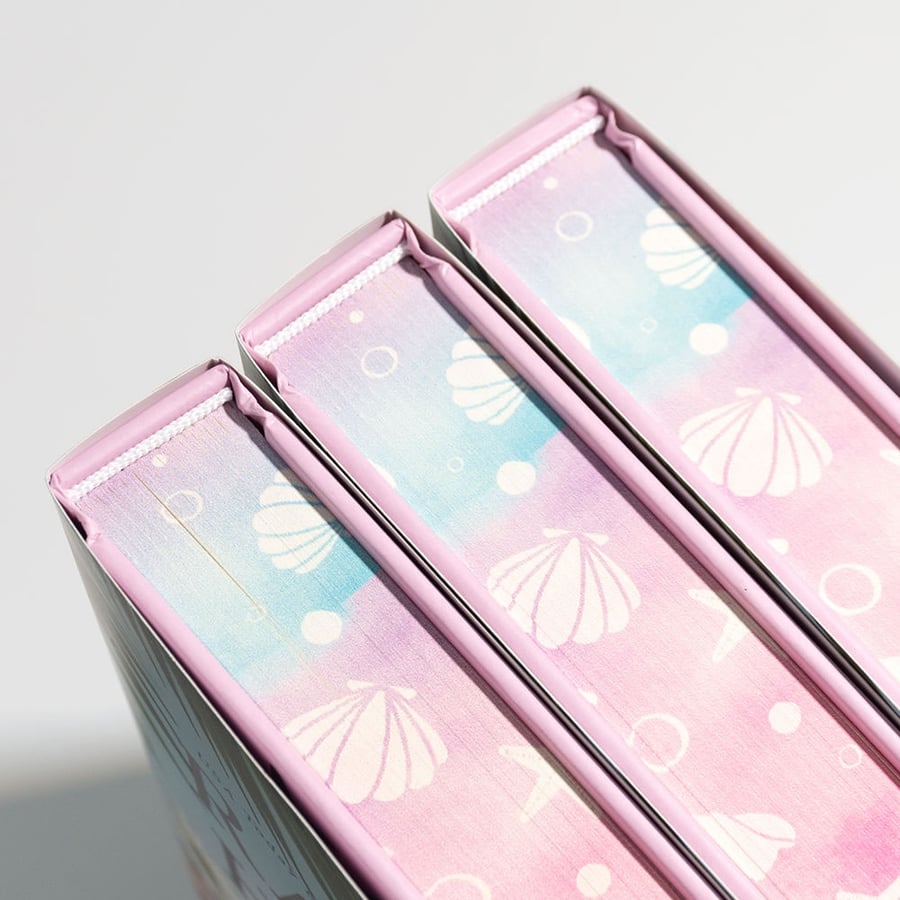 Pearlescent gradient edges with soft shimmer